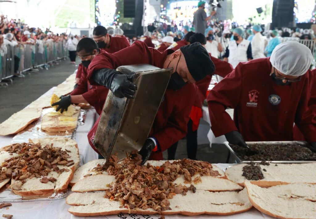 Una torta de 1.5 toneladas se conquista un récord Guinness en México - una-torta-de-15-toneladas-se-conquista-un-record-guinness-en-mexico-2-1024x710