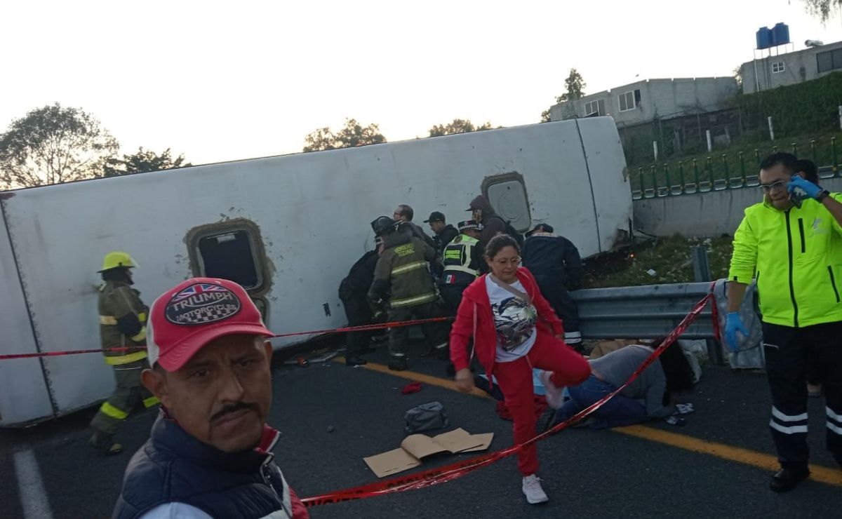 Vuelca autobús de pasajeros sobre la México-Pachuca; hay un muerto - volcadura-de-autobus-tras-choque-en-la-autopista-mexico-pachuca