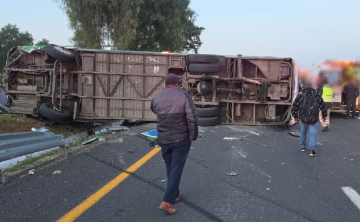 Vuelca autobús de pasajeros sobre la México-Pachuca; hay un muerto