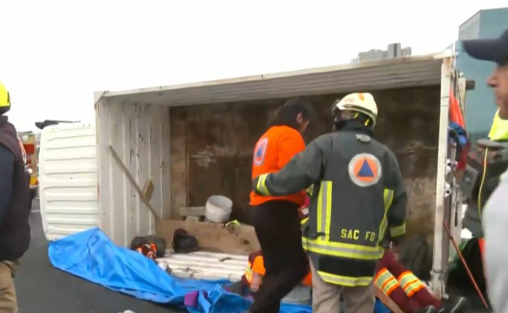 Vuelca camión en el Segundo Piso del Periférico; trabajadores de limpia resultan heridos