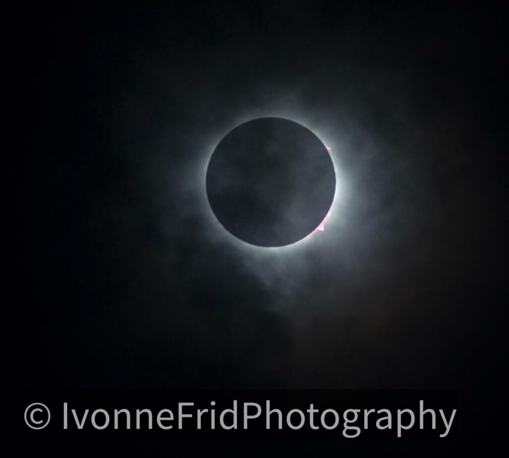 Una noche, dos grandes espectáculos astronómicos: eclipse total de Sol y lluvia de estrellas
