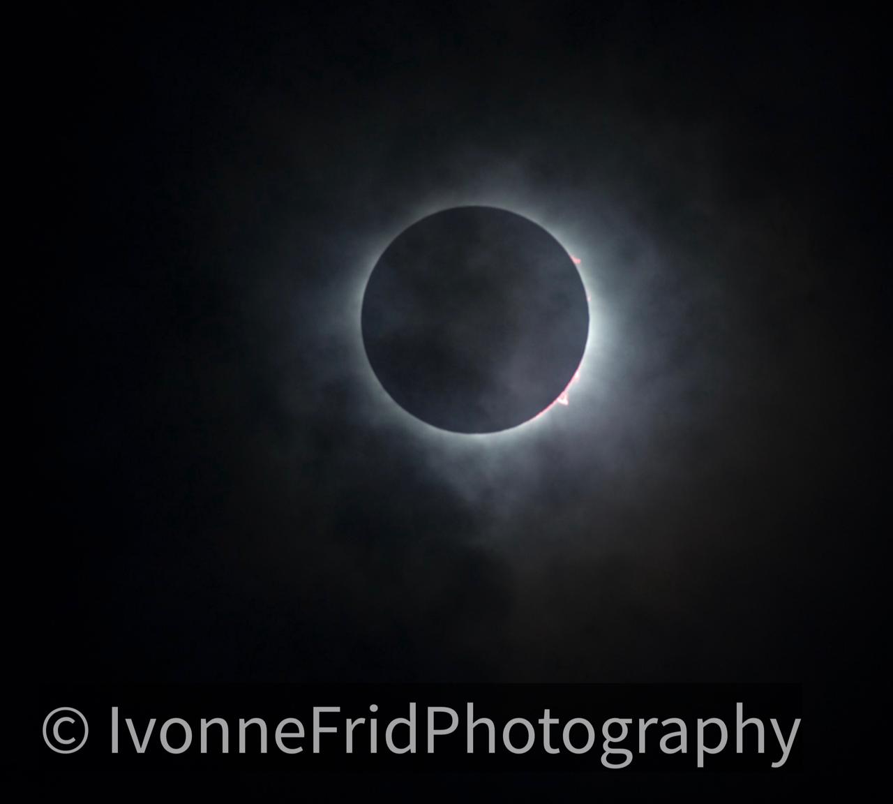 Una noche, dos grandes espectáculos astronómicos: eclipse total de Sol y lluvia de estrellas