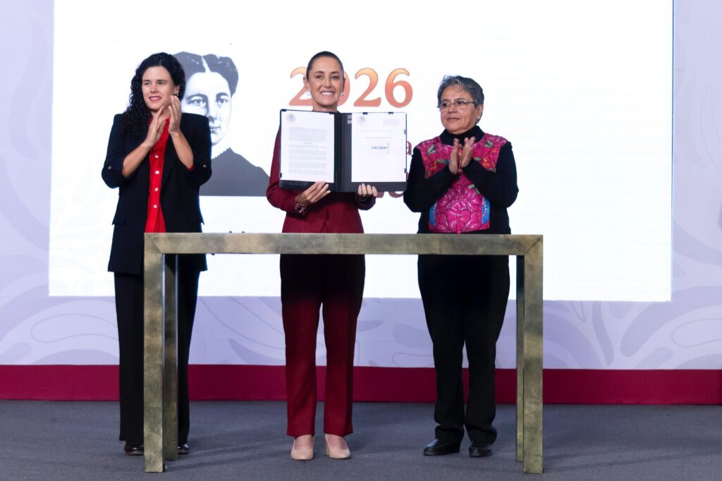 Sheinbaum firma decreto para fortalecer transparencia en el gobierno