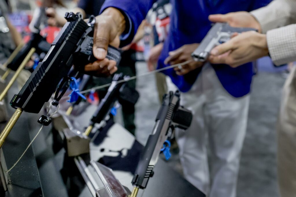 EE.UU. demanda a ciudad de California por cobrar mil 600 dólares por licencia de armas