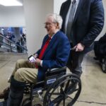 El republicano McConnell regresa al Senado tras ausencia de tres meses por una caída