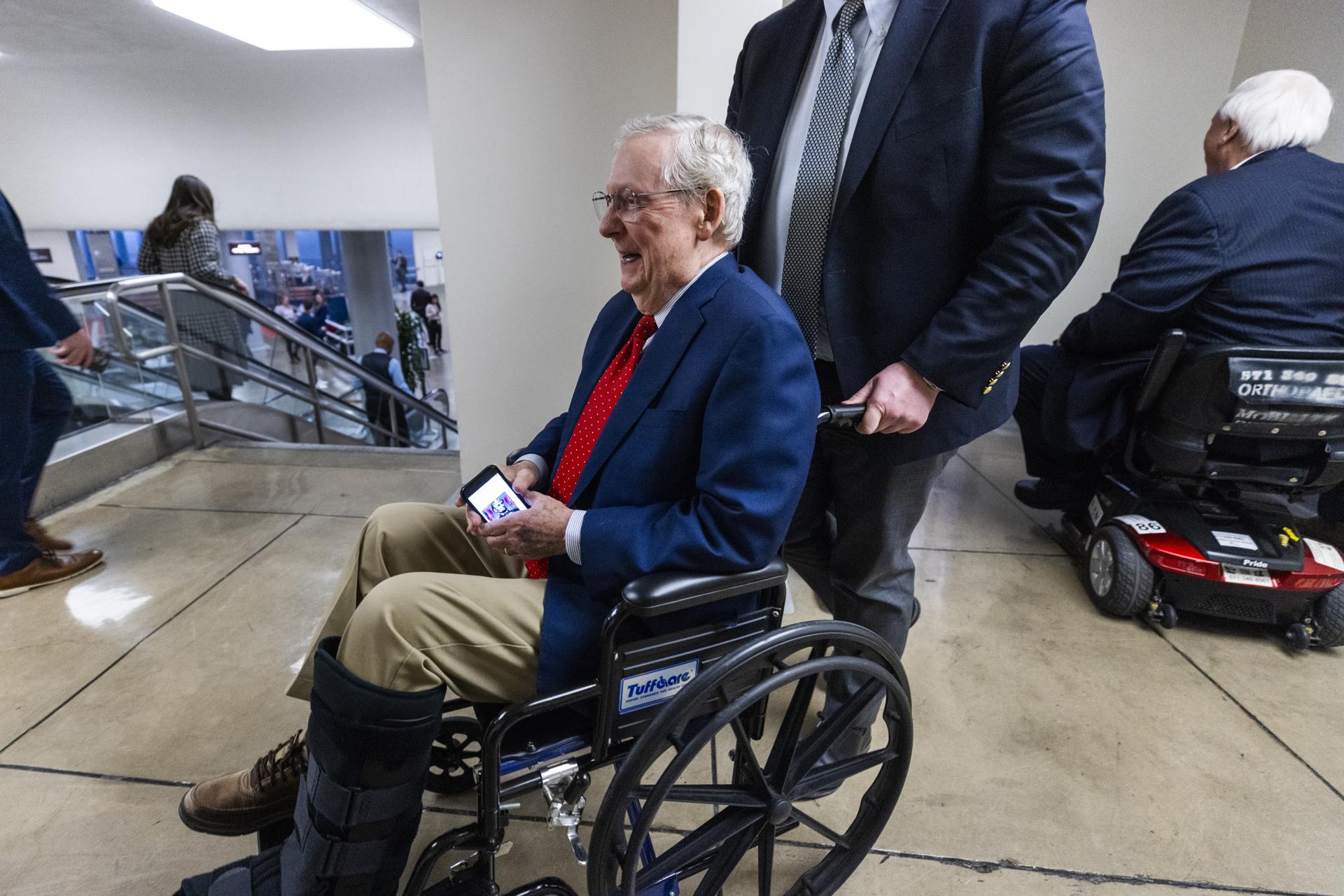 El republicano McConnell regresa al Senado tras ausencia de tres meses por una caída El republicano McConnell regresa al Senado tras ausencia de tres meses por una caída