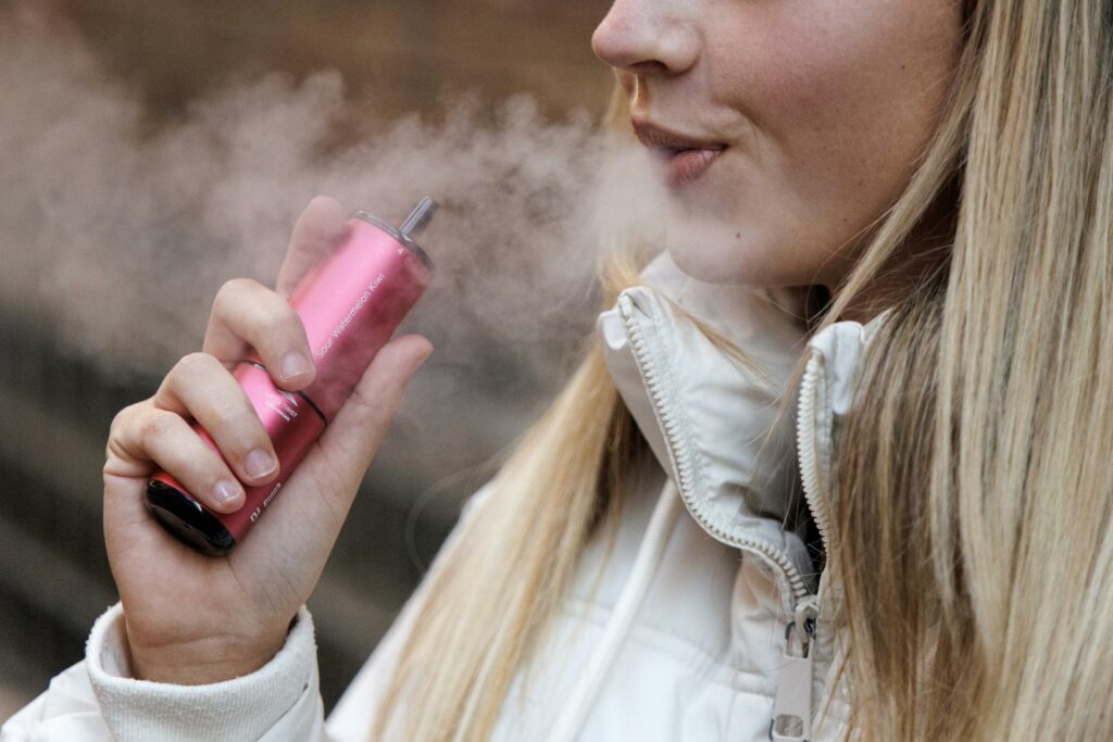 Tres macroestudios muestran que el consumo de tabaco y ´vapers´ comienza cada vez más pronto