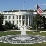 Trump construye un helipuerto de granito en el jardín de la Casa Blanca