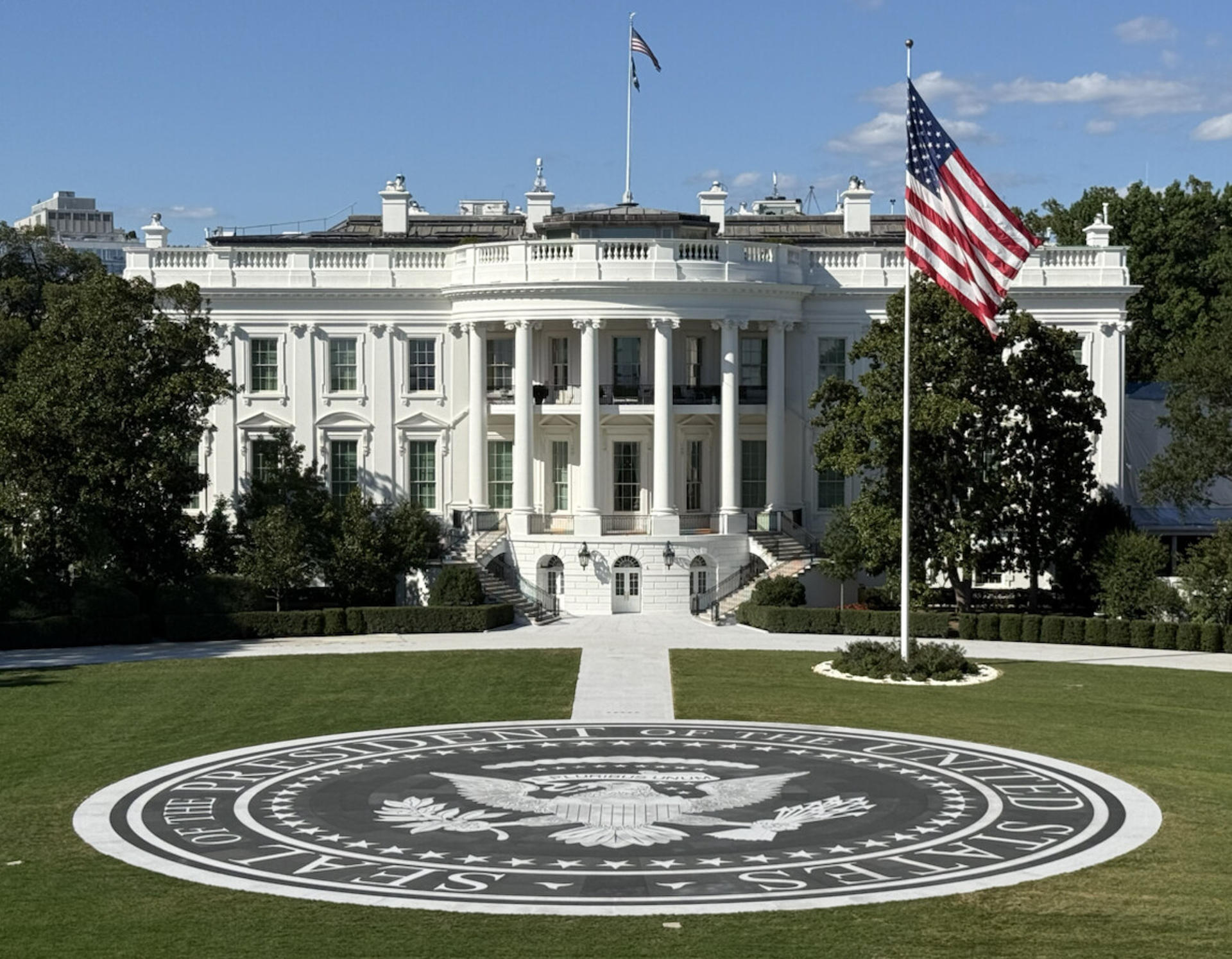 Trump construye un helipuerto de granito en el jardín de la Casa Blanca Trump construye un helipuerto de granito en el jardín de la Casa Blanca