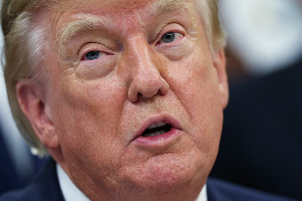 Trump y la prensa: vetos, restricciones y choques con los medios en EE.UU.