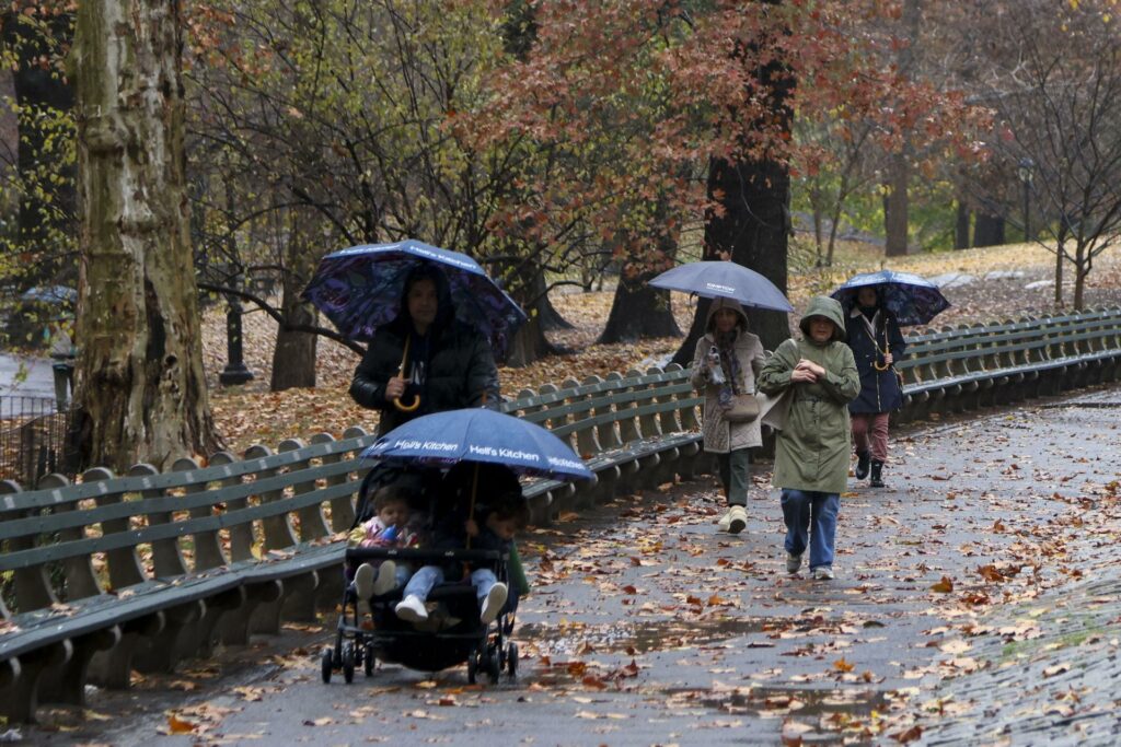 Un muerto y miles de personas sin electricidad por la tormenta en EU