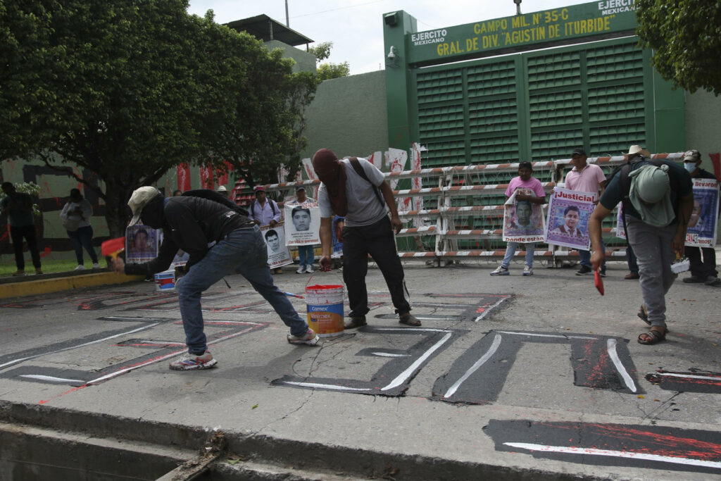 Estudiantes lanzan petardos contra instalaciones militares por caso Ayotzinapa