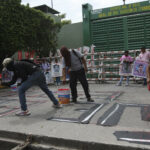Estudiantes lanzan petardos contra instalaciones militares por caso Ayotzinapa
