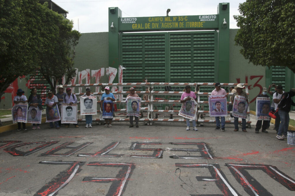 Estudiantes lanzan petardos contra instalaciones militares por caso Ayotzinapa - a0f8b1232c95c58fbe83ac143ab72677e146e0f1w-1024x683
