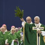 El papa condena desde Lourdes que se eliminen vidas “por falsa compasión”