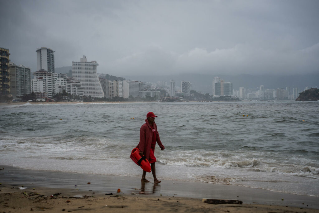 El huracán ‘Polo’ provoca compras masivas y fuertes lluvias en Acapulco