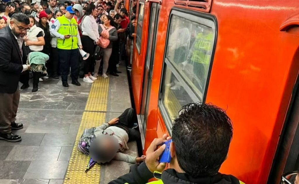 Video: Metro CDMX prensa el pie a usuaria en Línea 9; así la rescataron