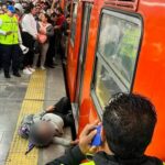 Video: Metro CDMX prensa el pie a usuaria en Línea 9; así la rescataron