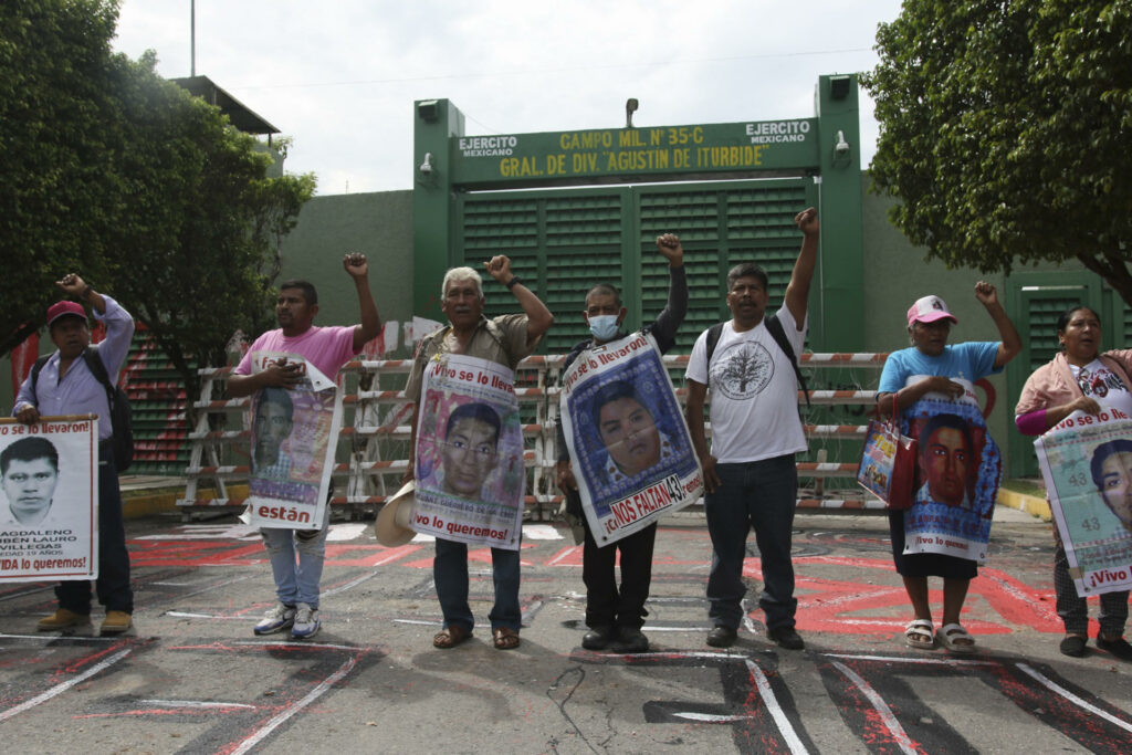 Estudiantes lanzan petardos contra instalaciones militares por caso Ayotzinapa - af21245df3e60183043610a0a31d512393c96820w-1024x683