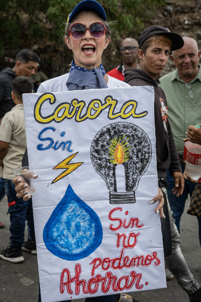 Protestan contra cortes eléctricos en el noroeste de Venezuela y piden respuestas a Trump - af44aad68e39b75179649a6746af6a974eb69e78w-683x1024