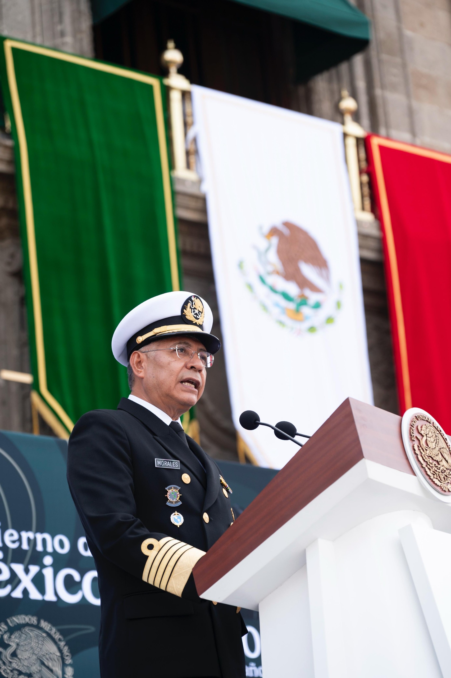 Fotos y videos: Así se vivió el desfile del 216 Aniversario de la Independencia de México - almirante-secretario-raymundo-pedro-morales-en-desfile-del-16-de-septiembre