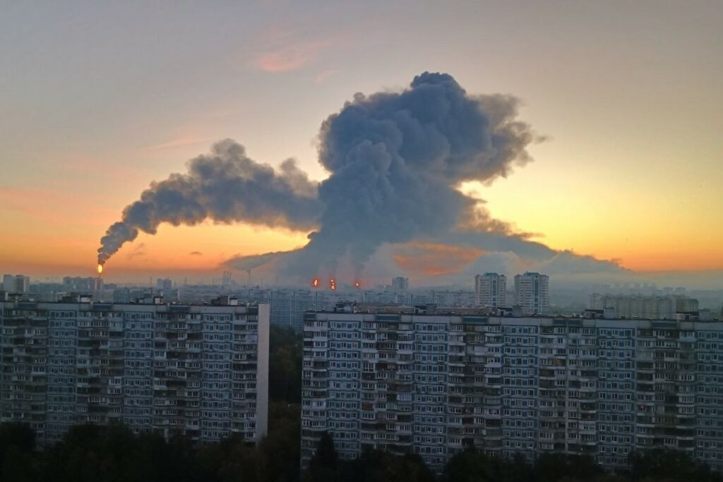 Ataque masivo de drones deja dos muertos y daña una refinería en Moscú, Rusia