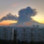 Ataque masivo de drones deja dos muertos y daña una refinería en Moscú, Rusia