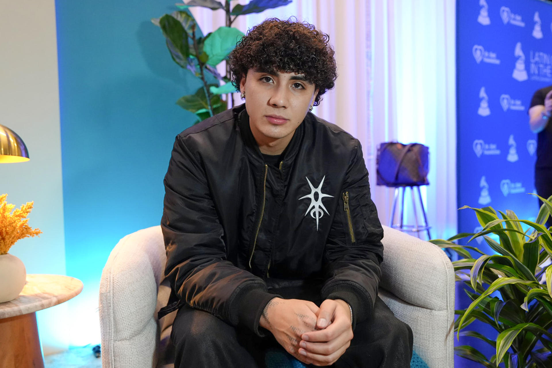 DannyLux dona instrumentos junto a fundación de los Latin Grammy a escuela de Los Ángeles