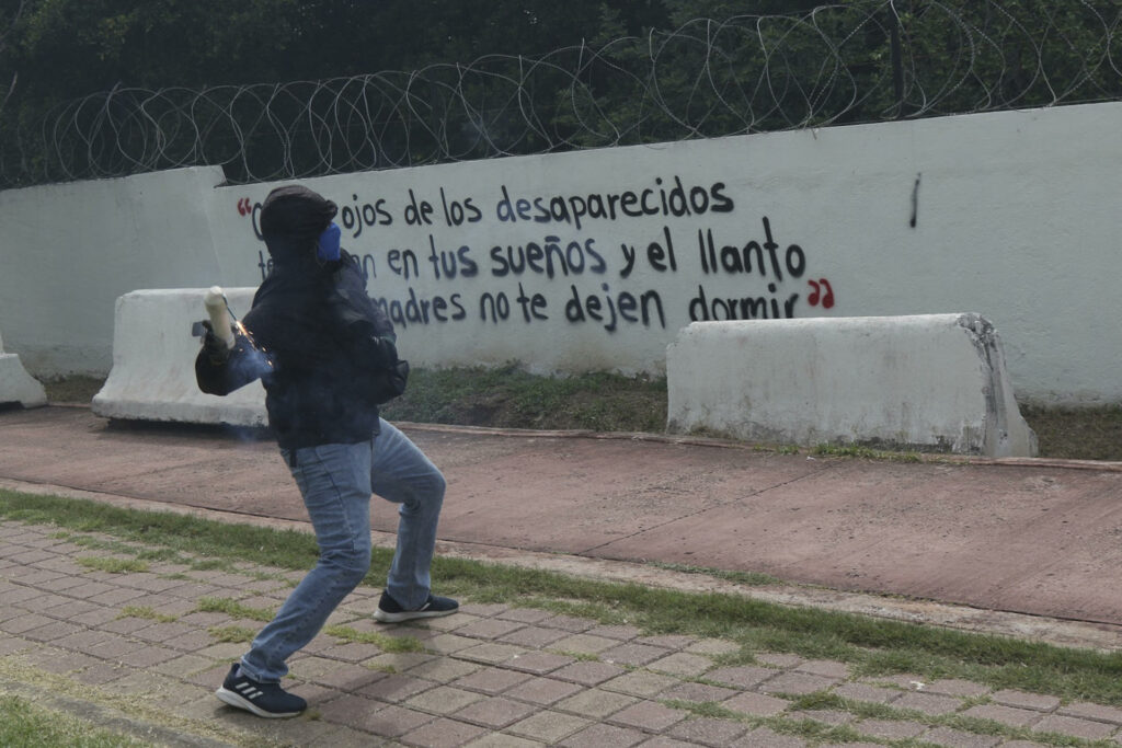 Blindan Palacio Nacional y Bellas Artes por marcha sobre Ayotzinapa