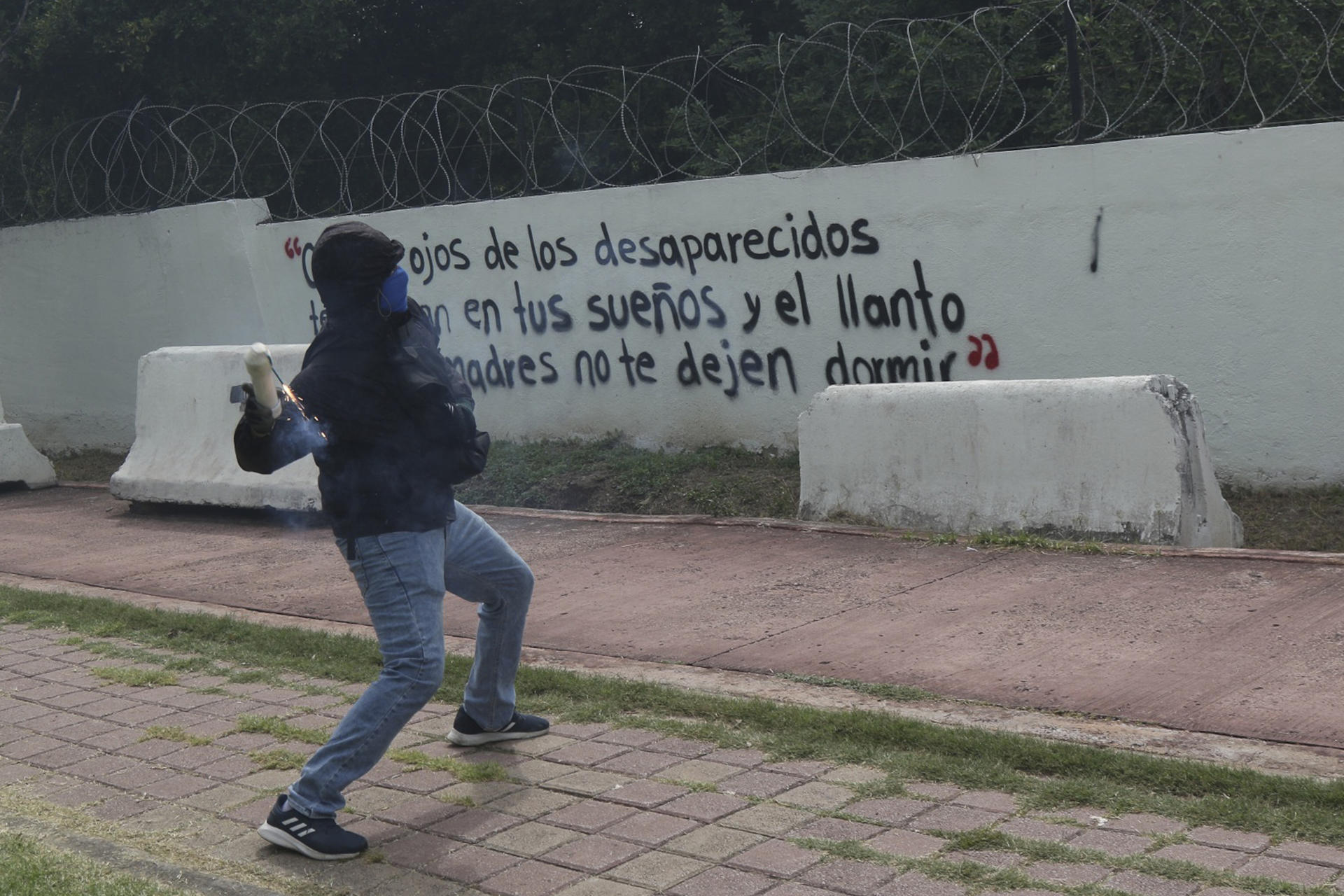 Blindan Palacio Nacional y Bellas Artes por marcha sobre Ayotzinapa