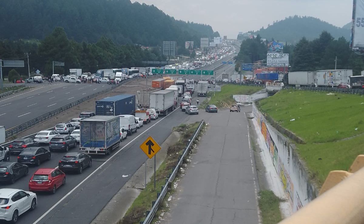 Bloquean la México-Toluca en ambos sentidos; fila de autos es kilométrica Bloquean la México-Toluca en ambos sentidos; fila de autos es kilométrica