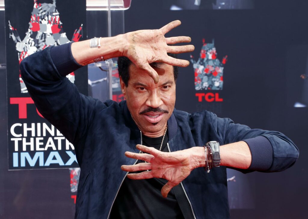 Lionel Richie sale del hospital tras someterse a pruebas de corazón