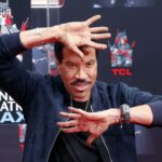 Lionel Richie sale del hospital tras someterse a pruebas de corazón