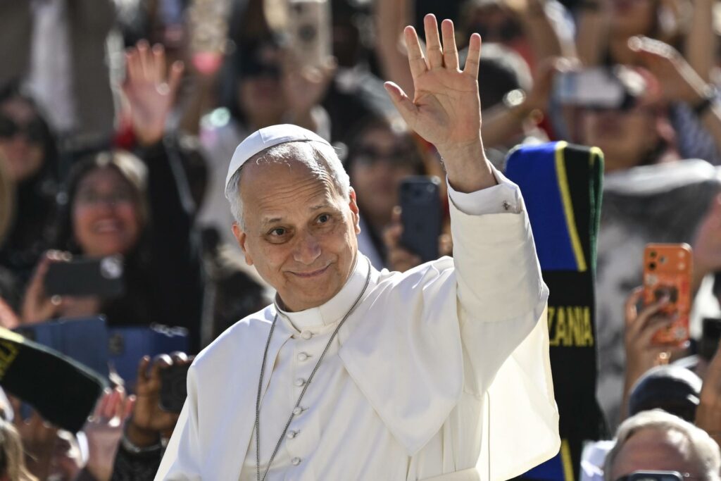El mensaje de paz de León XIV conquista a los fieles que toman en masa el corazón de París