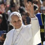El mensaje de paz de León XIV conquista a los fieles que toman en masa el corazón de París