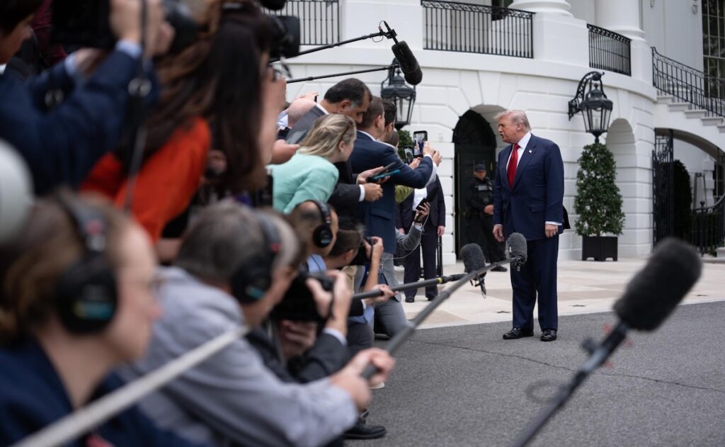 Cadenas de TV suspenden cobertura conjunta en protesta contra Trump