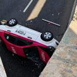 Taxi cae de puente vehicular sobre Periférico Norte; conductor murió