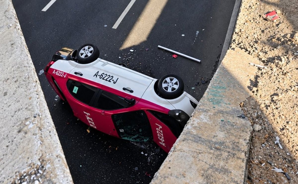 Taxi cae de puente vehicular sobre Periférico Norte; conductor murió Taxi cae de puente vehicular sobre Periférico Norte; conductor murió
