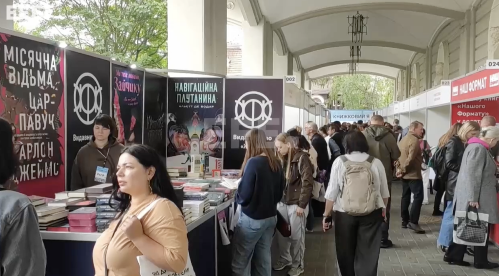 La industria del libro de Ucrania resiste la destrucción de 15 millones de libros por Rusia La industria del libro de Ucrania resiste la destrucción de 15 millones de libros por Rusia