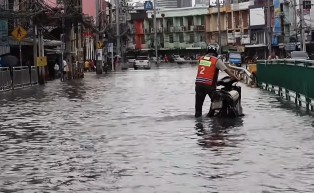 Unos cinco mil evacuados y más de 50 mil familias afectadas por las inundaciones de Bangkok Unos cinco mil evacuados y más de 50 mil familias afectadas por las inundaciones de Bangkok
