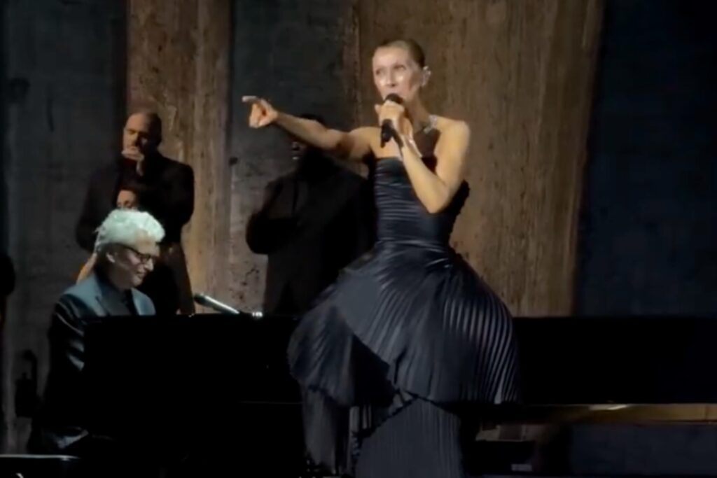 Céline Dion regresa triunfal y emocionada a los escenarios en París