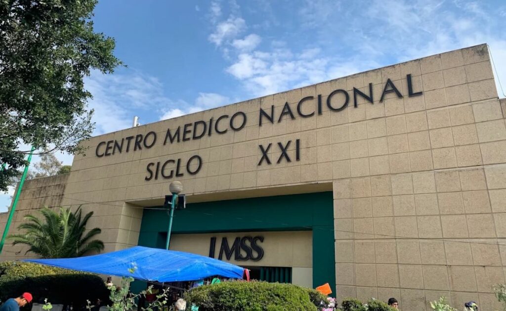 Paciente muere tras caer de cuarto piso en el Hospital Siglo XXI