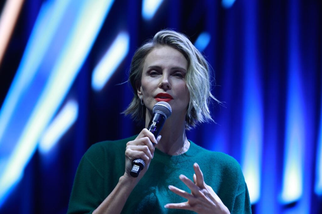 Charlize Theron defiende en México al cine como una magia que "ninguna tecnología reemplazará" - charlize-theron-defiende-en-mexico-al-cine-como-una-magia-que-ninguna-tecnologia-reemplazara-2-1024x683