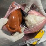 Aseguran más de 8 kilos de cocaína ocultos en artesanías en el AICM