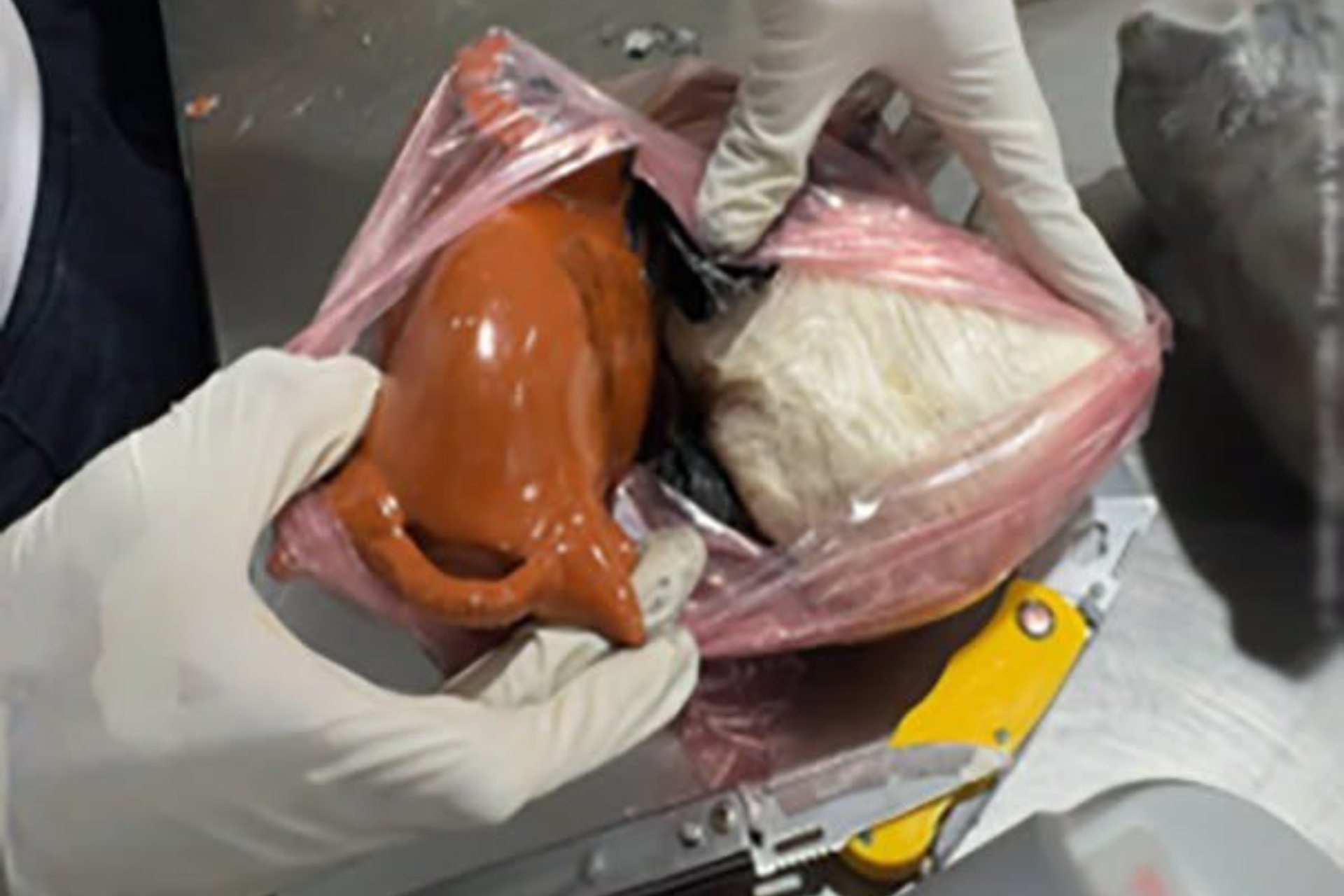 Aseguran más de 8 kilos de cocaína ocultos en artesanías en el AICM Aseguran más de 8 kilos de cocaína ocultos en artesanías en el AICM