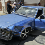Conductor choca, abandona a esposa herida e intenta huir… ¡en transporte público!