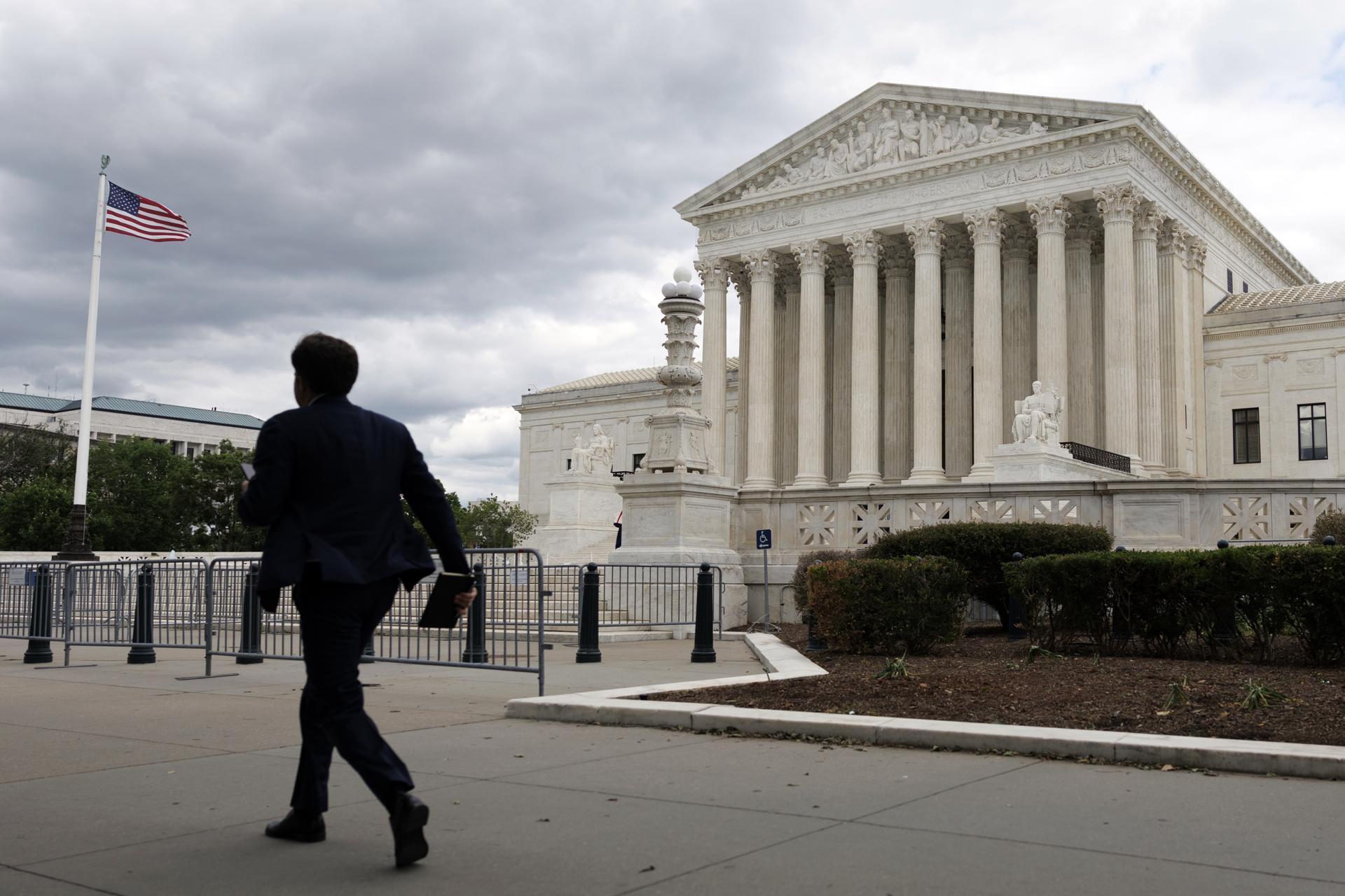 Supremo de EE.UU. frena por ahora el intento de Trump de restringir el voto por correo