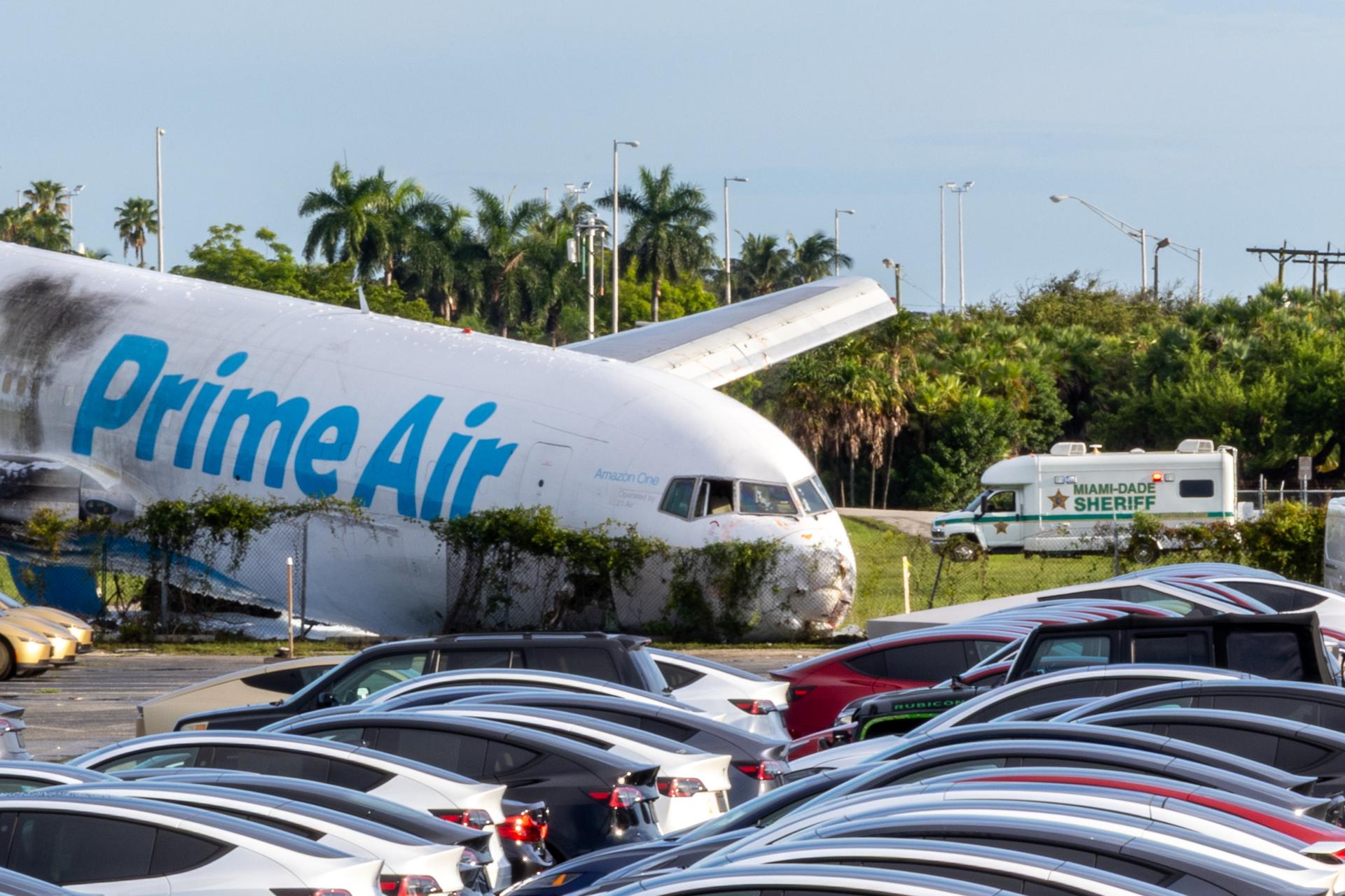 El avión de Amazon que se estrelló en Miami chocó con una camioneta con siete pasajeros