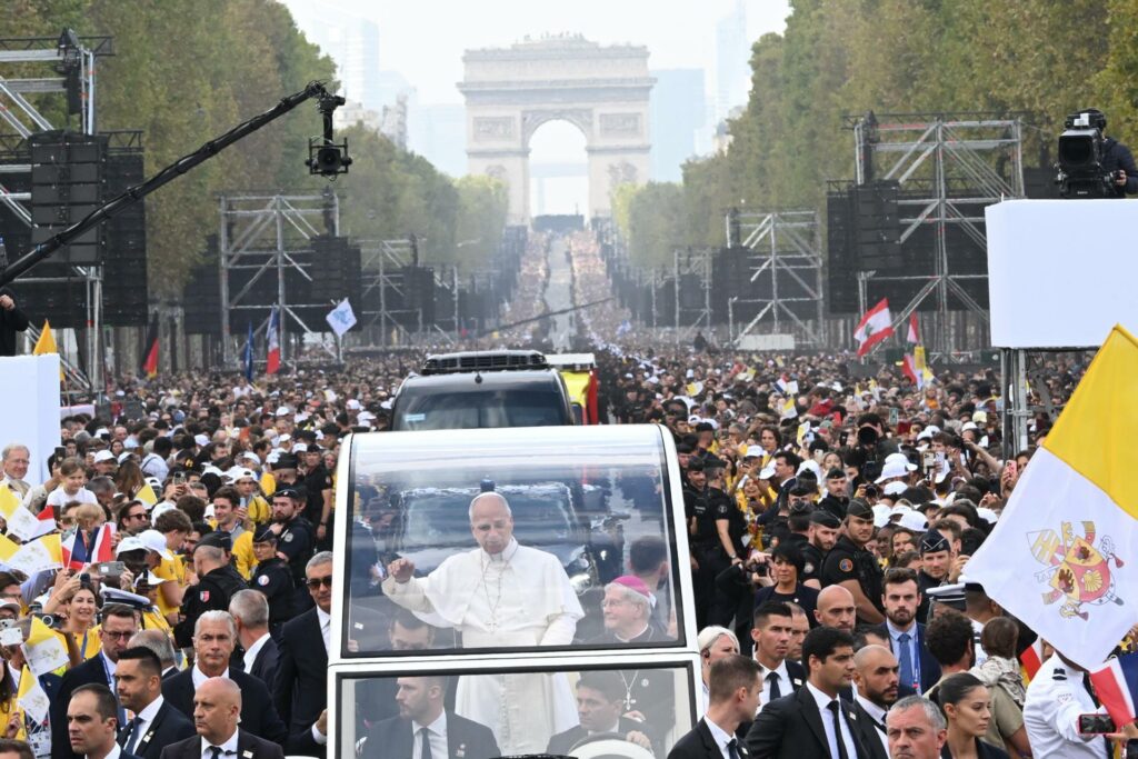 Macron califica de "monumental" la misa de León XIV en París - ec81b68a8d750cb6450b1e7e638051d35b5f8e16w-1024x683
