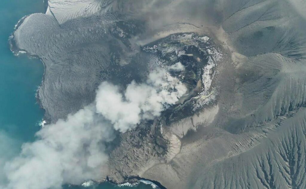 Video: Erupción del volcán Anak Krakatoa obliga a cerrar aeropuertos de Indonesia
